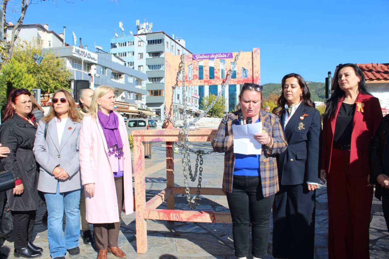 Zincirli Sandalyeler Açıldı, Muğla Meydanları Kadına Şiddete Hayır Dedi 2